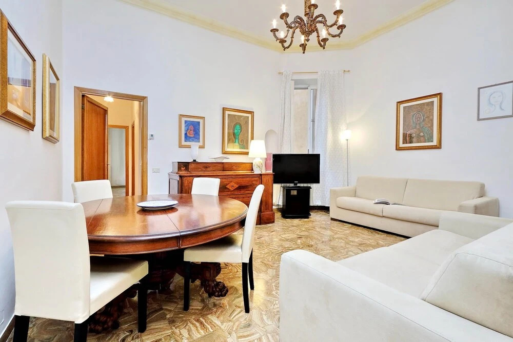 Spacious and quiet 150 sqm apartment steps away from Teatro dell'Opera