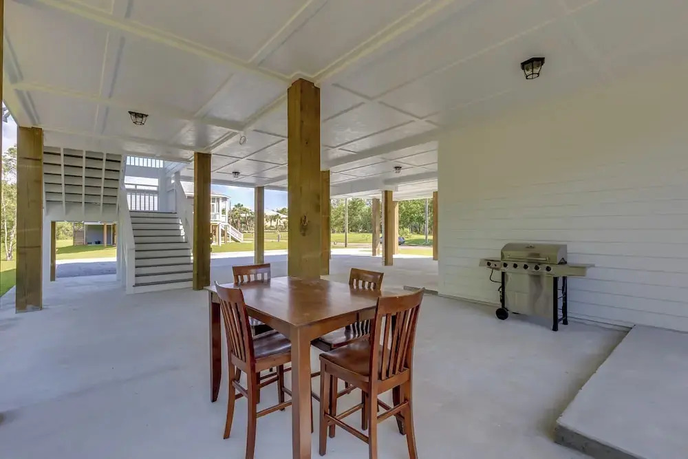 Coastal Waveland House 1/2 Block to Pub Beach