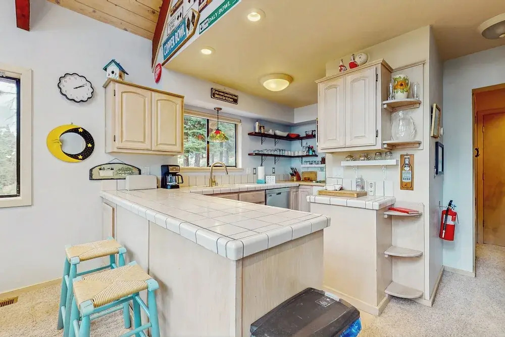 2BR Dog-friendly Cabin w/ Lake Views