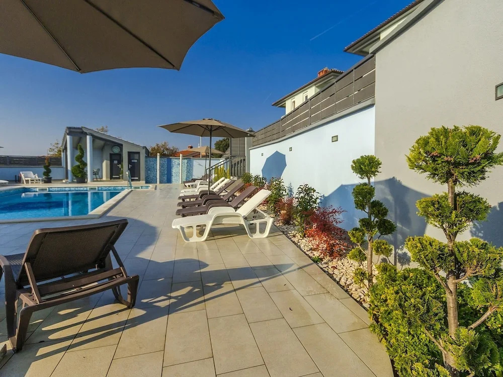 Well Maintained Apartment With Shared Pool With Children's Pool, 2 km From the Beach