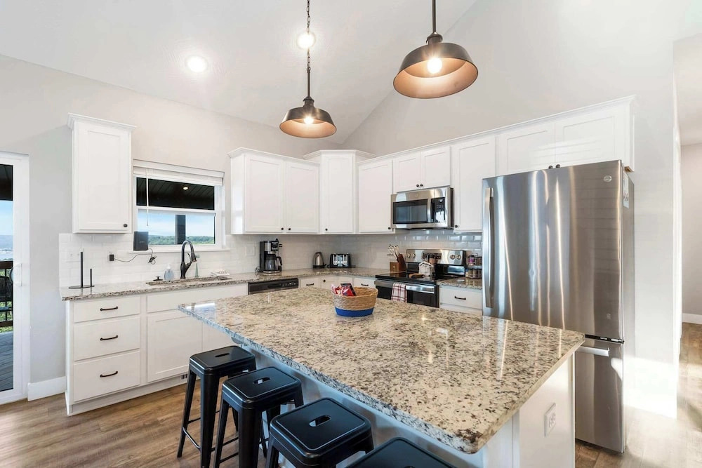 A Birds Eye Bridge View - 5 BDR w/ Private Hot Tub