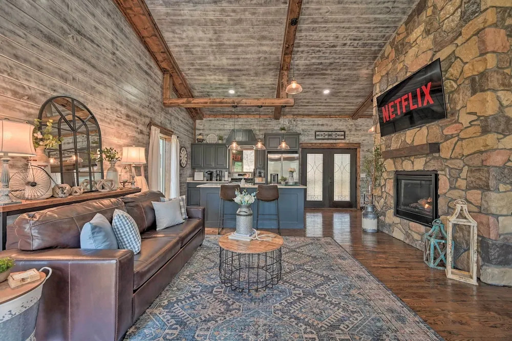 'honey's Nook' Broken Bow Home w/ Hot Tub + Decks!