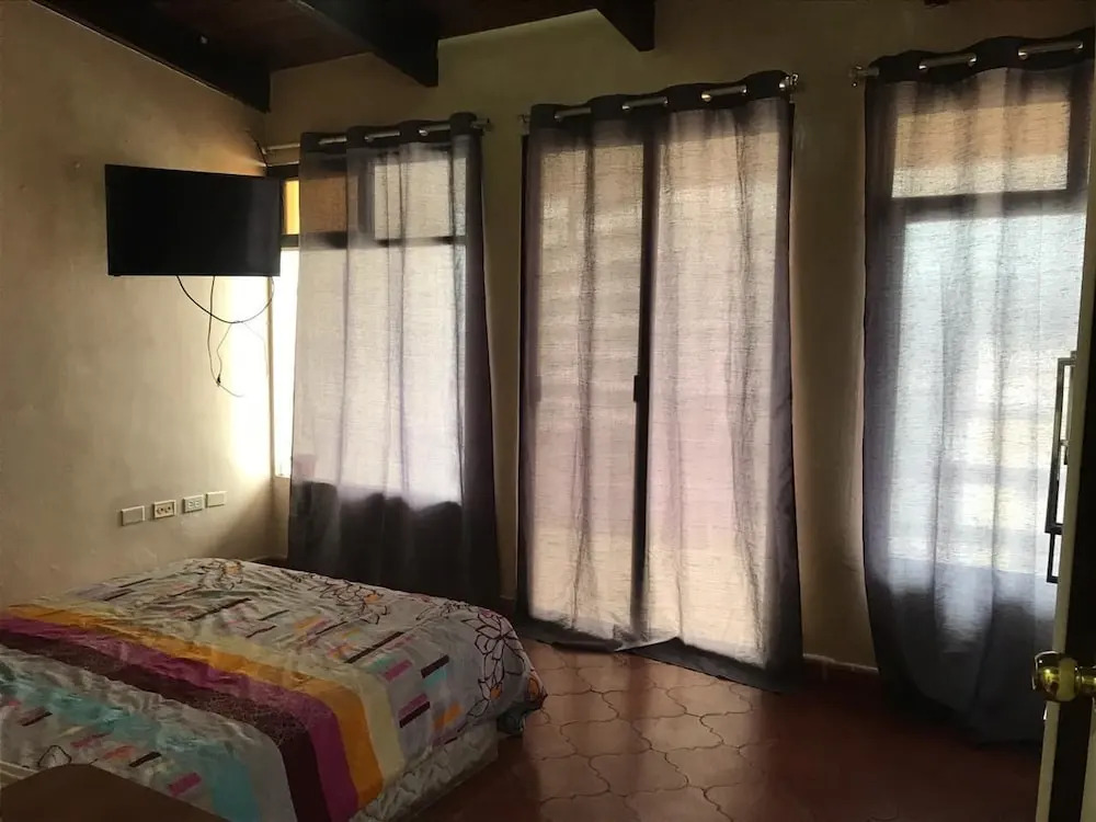 Lomas Apartments & Private Rooms