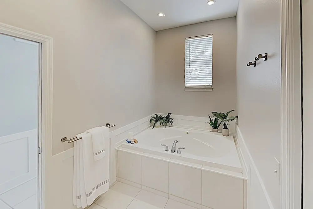 New Listing! Canalside W/ Pool, Walk To Beach 3 Bedroom Home