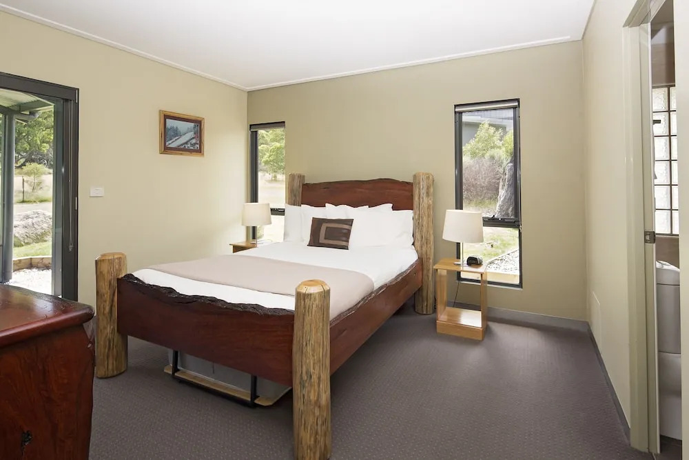 Kickenback Chalet - 2BR Chalet l Gym l Indoor Pool l Tennis Court l WiFi l Air-Con