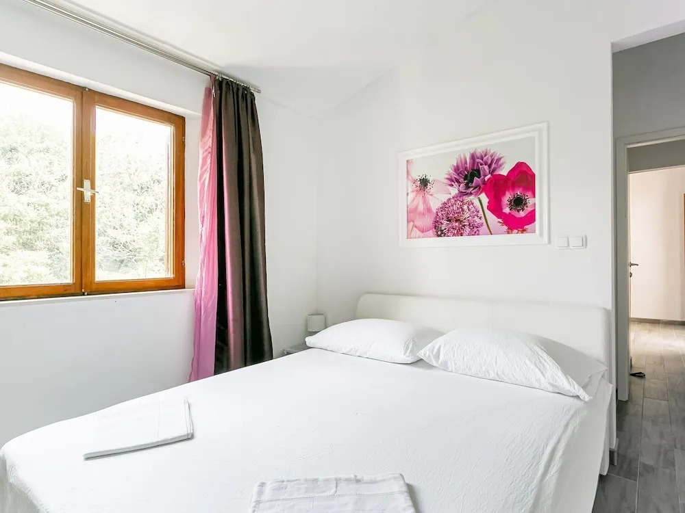 Alluring Holiday Home in Sumartin With Balcony