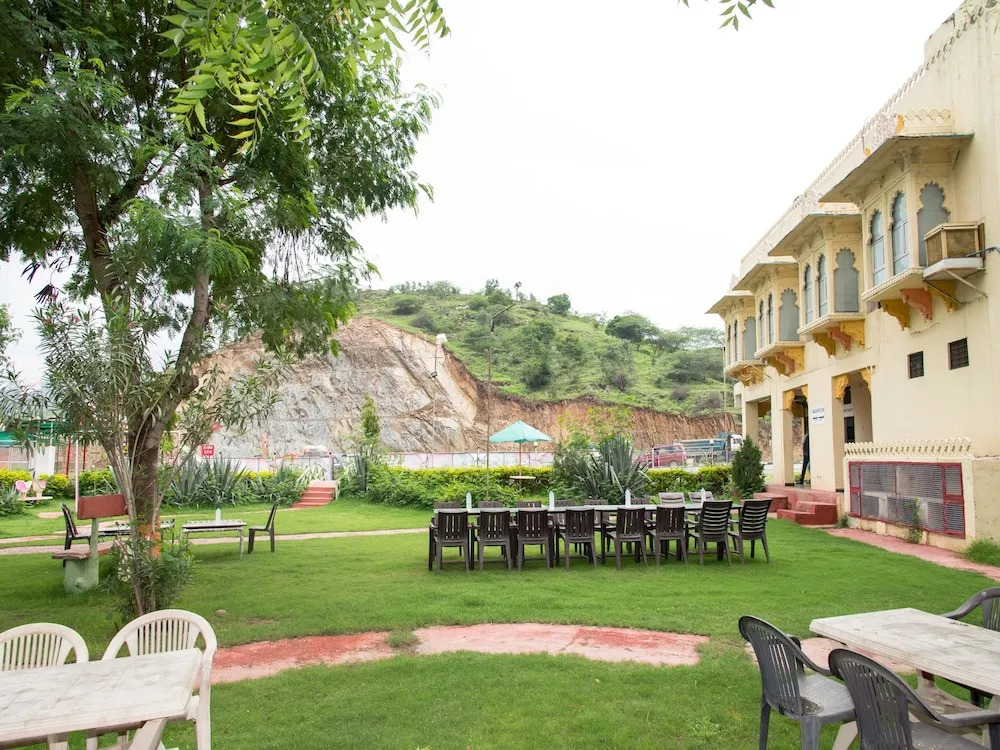 Oyo 16816 Home Garden View Resort Stay NH 48 Kaya