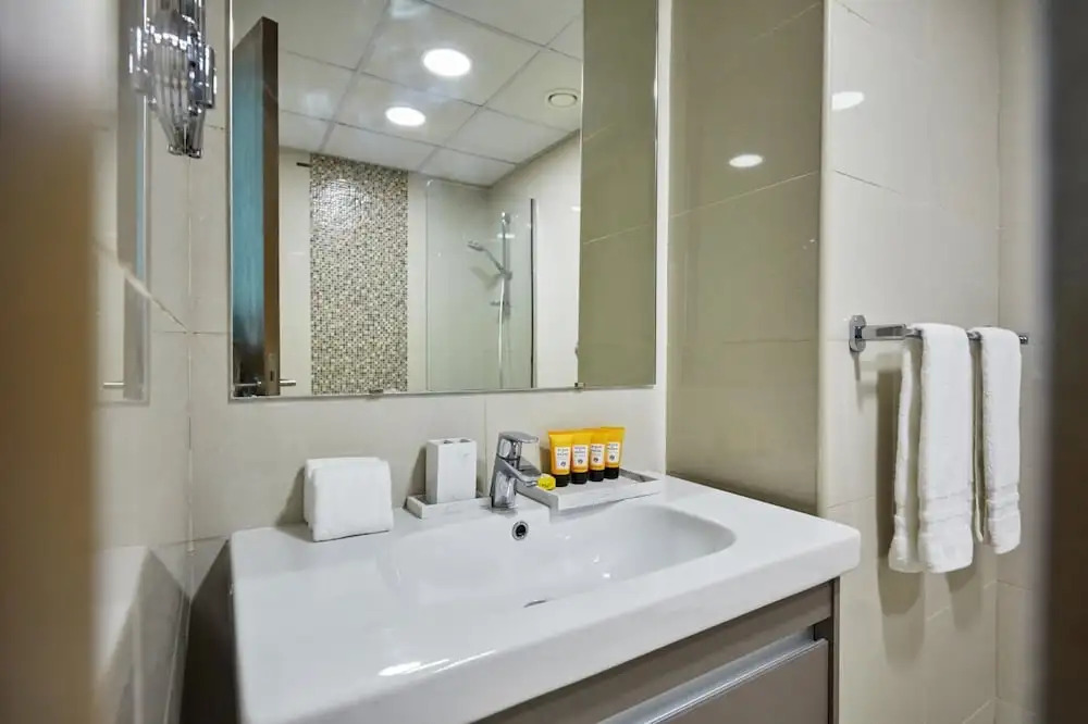Fantastay Continental Towers