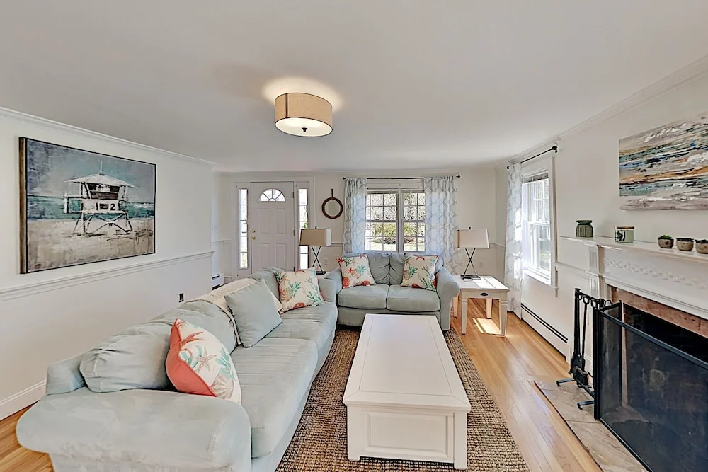 Renovated Retreat - Near Beaches & Town 5 Bedroom Home