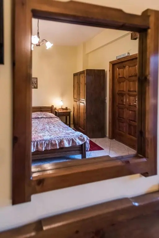 Elatos Rooms
