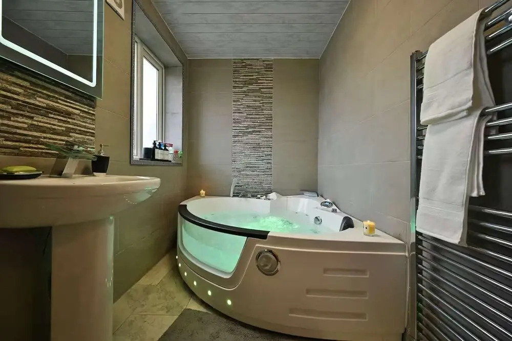 Elegant Cottage With Hot Tub