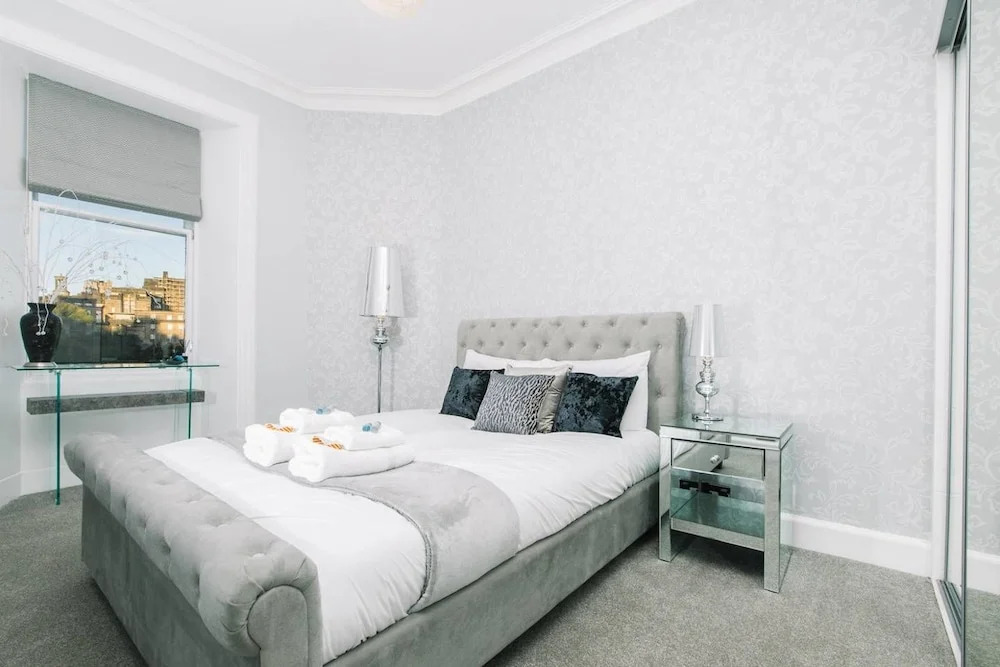 Stunning Old Town Apartment Next to the Station