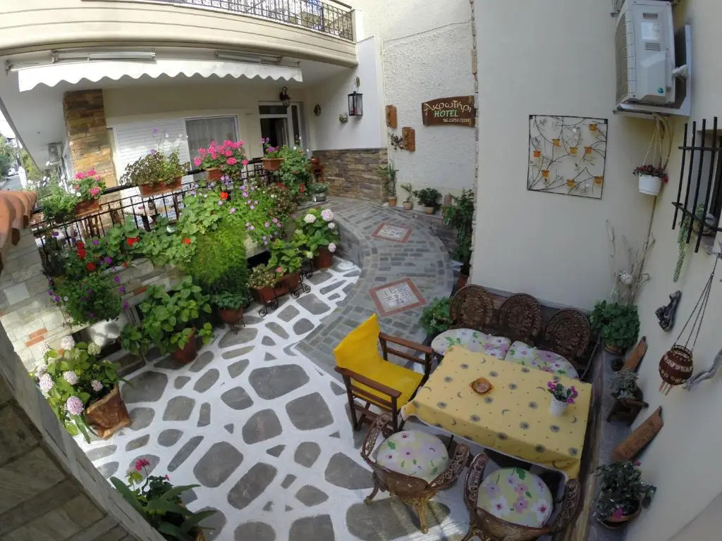 Akrotiri Hotel