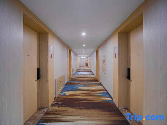 Vienna Classic Hotel (Qingdao Chengyang District Zhengyang Middle Road Subway Station)