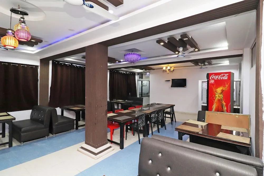 OYO 43850 Hotel Mn Galaxy
