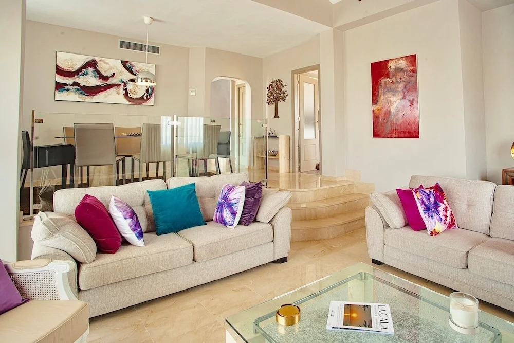 3 Bed House - Sleeps 6 - Pool - Garden - Parking