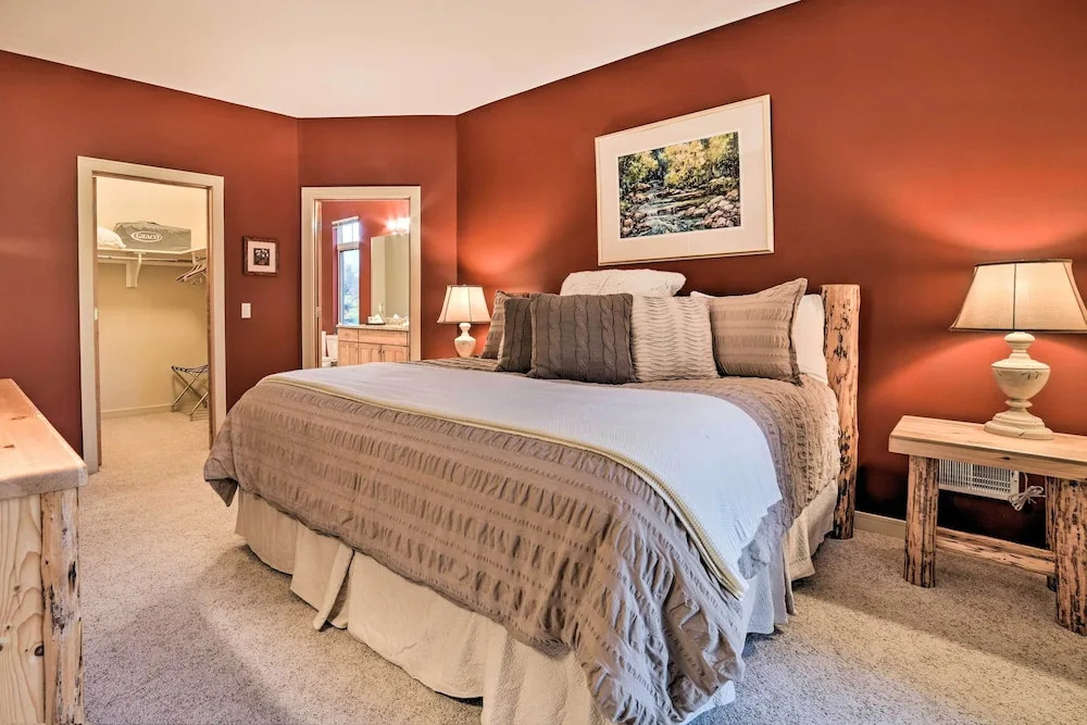 Ski-in/ski-out! Cozy Bellaire Resort Retreat!