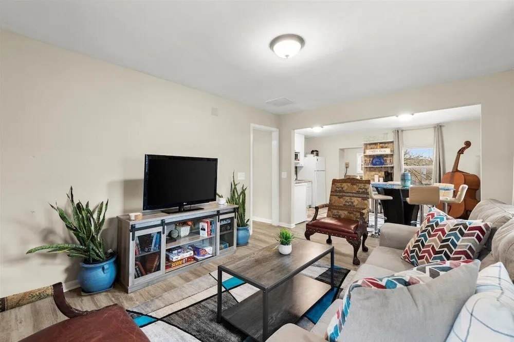 1087 Windsor
