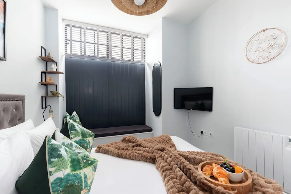 Elliot Oliver - Stylish 2 Bedroom Town Centre Apartment