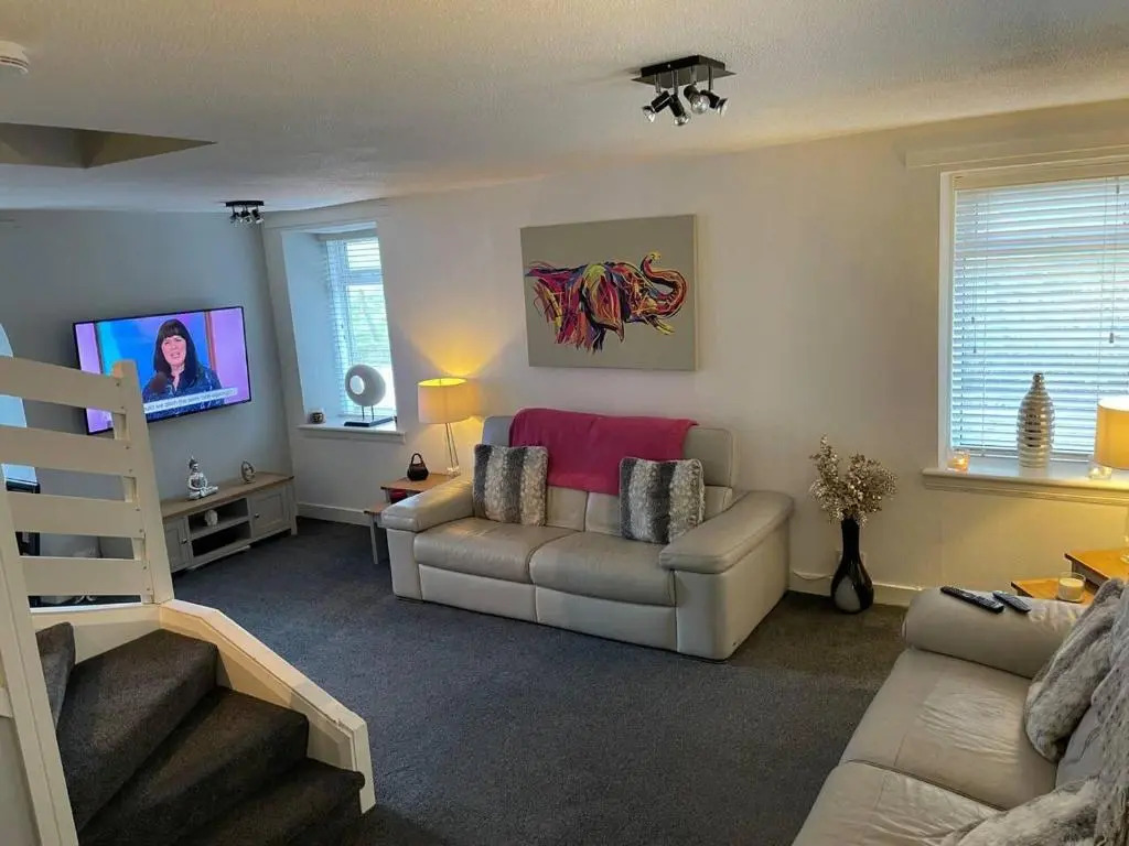 3 Bed Cottage -Sleeps 5-Pets-HotTub-Bar-Smoking