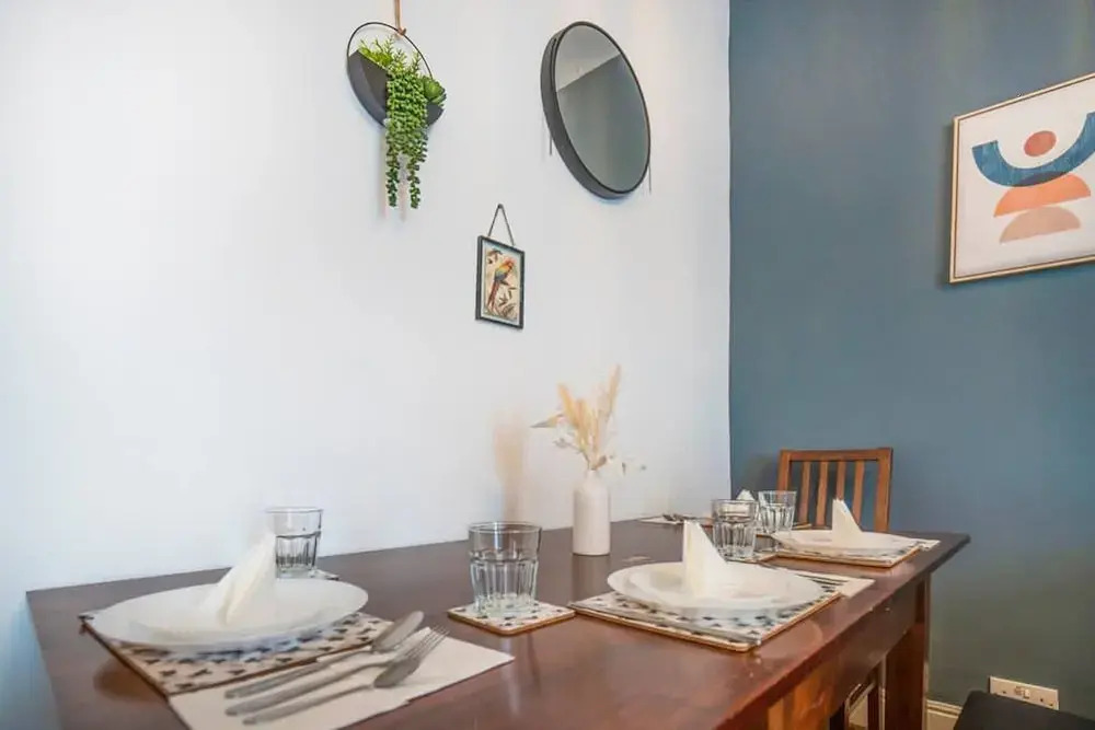Spacious 3 Bed Flat-free Parking