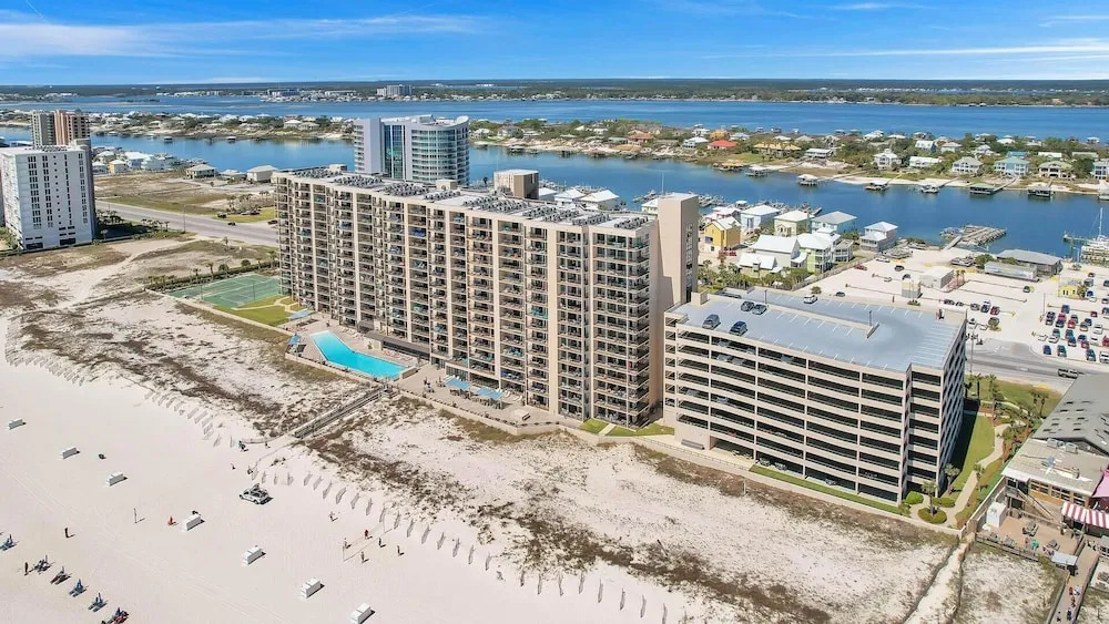 Beachfront Condo w/ View & Pool, Sleeps 8