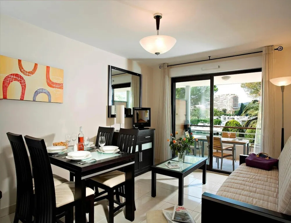 Spacious Marina Stay for Six