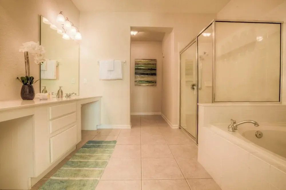 Newly Renovated LAKEVIEW Vista Cay Condo