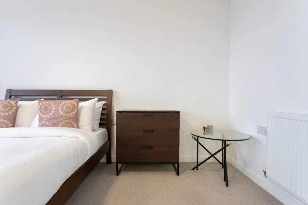 Modern 1 Bedroom Apartment Near Canary Wharf With Balcony