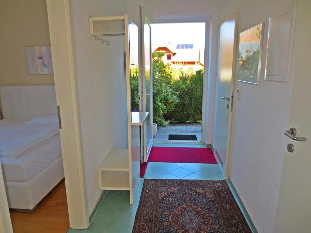 FLORES, Ferienhaus oder Doppelzimmer, im Grünen, 5 Gehminuten ins Zentrum, Parkplatz, zero emissions