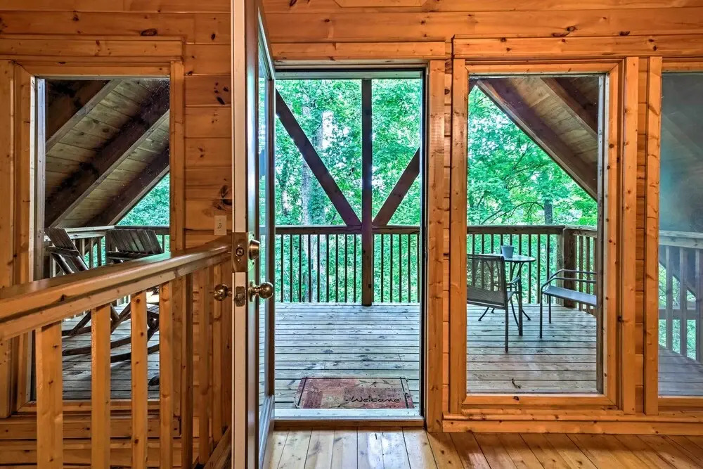 Pigeon Forge Cabin w/ Hot Tub, Grill & Pool Table!