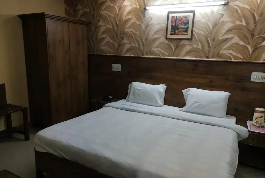 OYO 4064 Maharaja Hotel