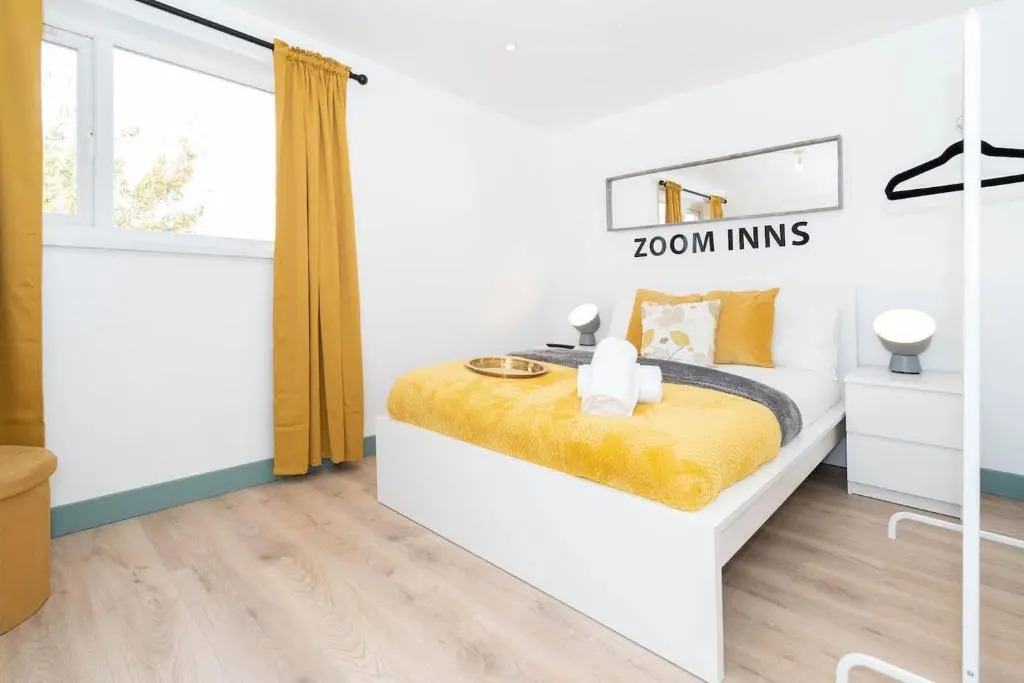 Stylish, modern 3 bedroom townhouse with parking