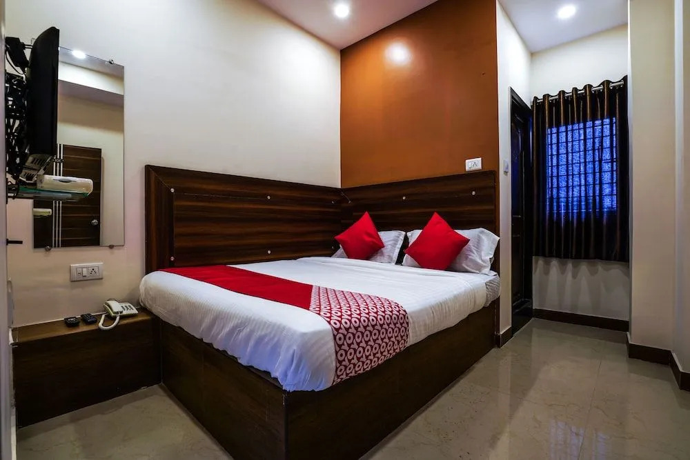 Oyo 18652 Hotel Golden Shah