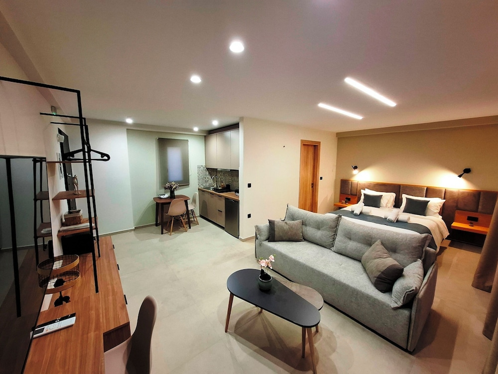 Aelia Luxury Apartments & Pool