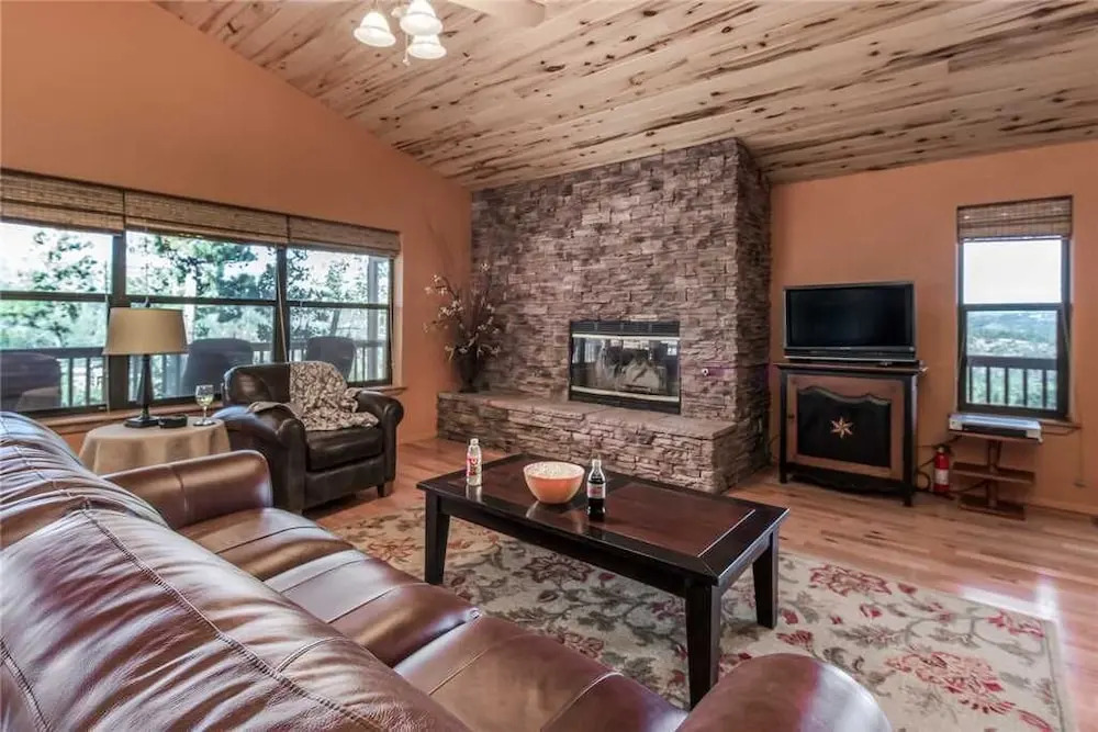 Bear Butte Lodge - Three Bedroom Cabin with Hot Tub