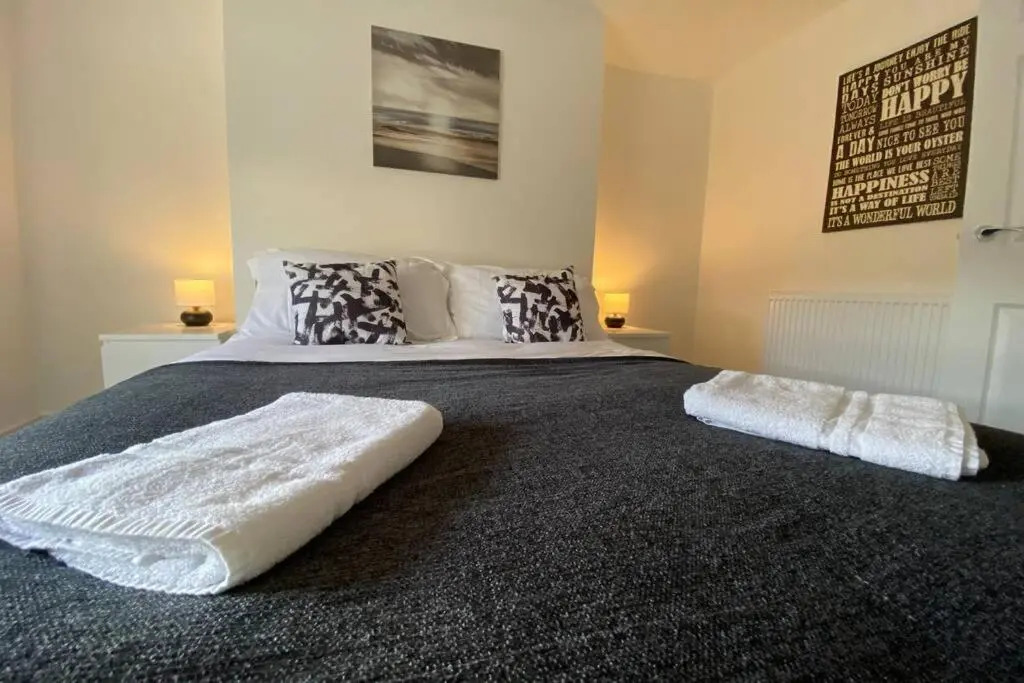 Contemporary 2 Floor Flat with Sea Views!
