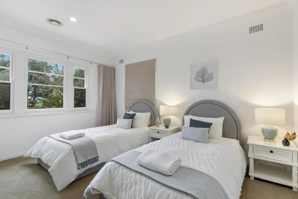 Leafy Lamrock Cosy 3 bedroom home Near CBD