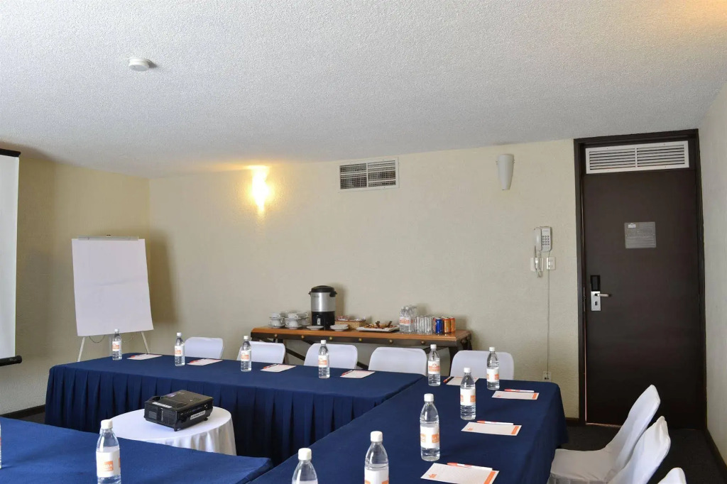 La Posada Hotel y Suites