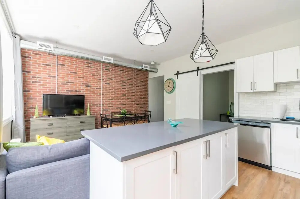 Stylish 2Br Apartment in the Heart of Hamilton 3