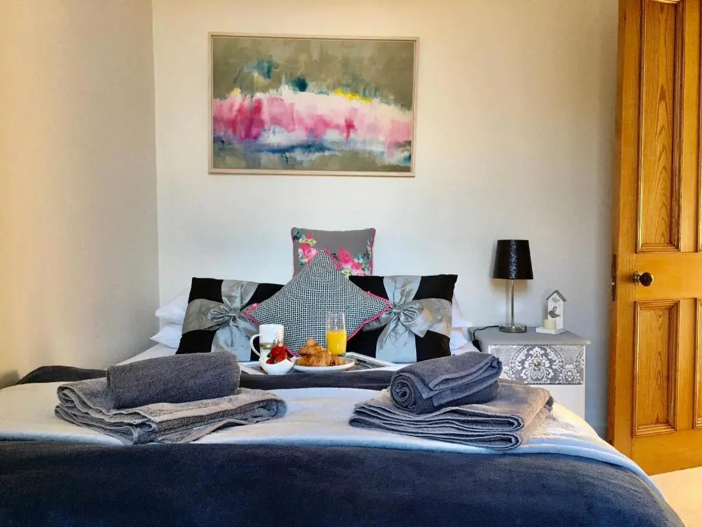 Cosy 2 Bedroom Central Apartment - Free Parking, Free WiFi