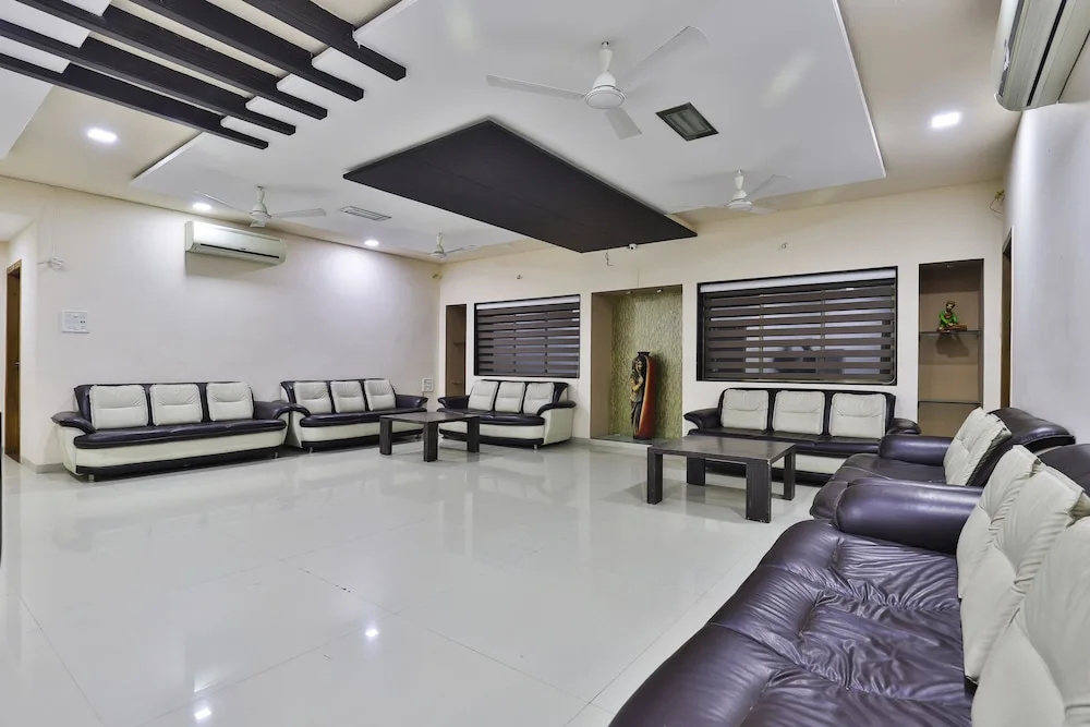 Oyo 27662 Varma Palace