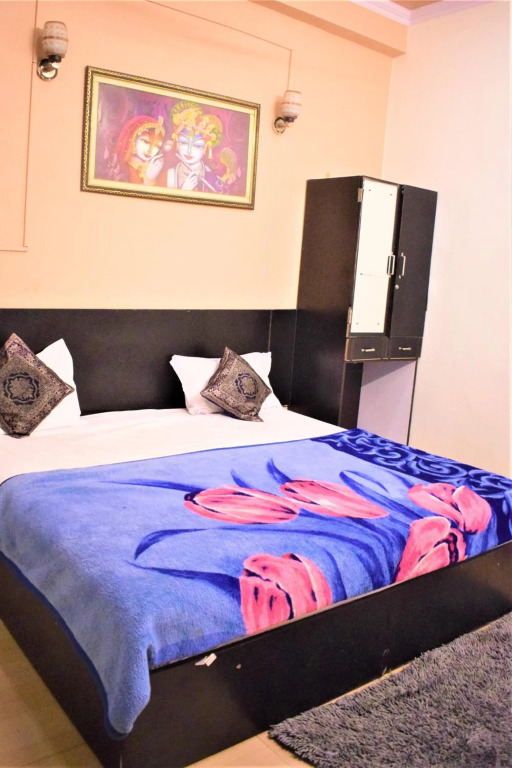 DS Residency-Near Varanasi Jn Railway station N Temples-Parking-Free Wi-Fi
