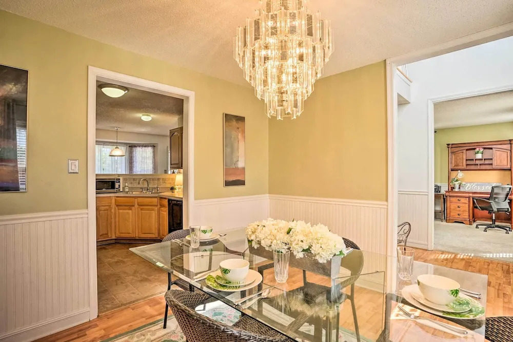 9 Mi to Richmond: Sandston Home w/ Office