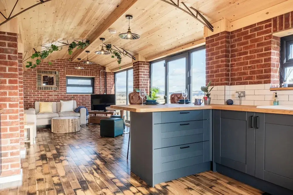 Brick Barn - Luxury Barn by River Avon