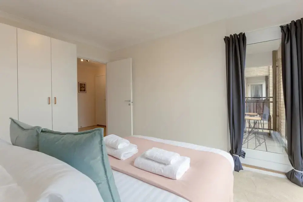 2 Bedroom Thames Apartment With Stunning Views