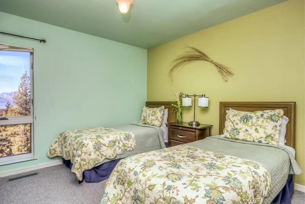 Panorama View Lodge with Stunning Lake Views by RedAwning
