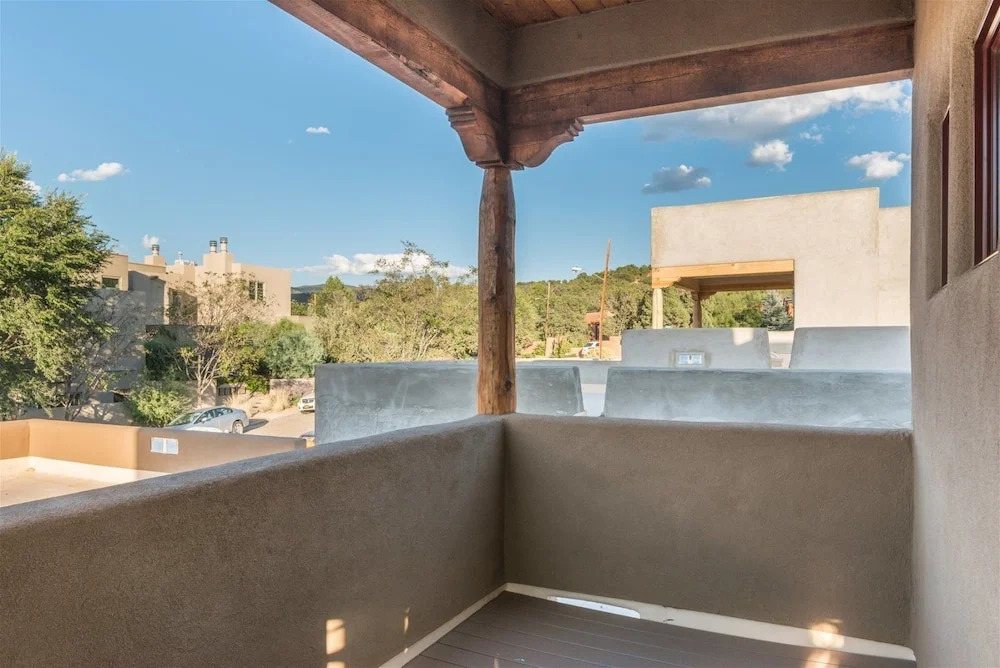 Linda - Stunning Contemporary Home, Walk to The Plaza