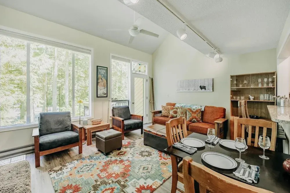 82sw - Fireplace - W/d - Kitchen - Sleeps 4 2 Bedroom Condo by RedAwning