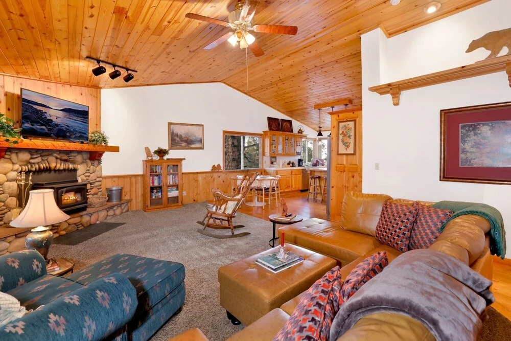 2242 - Happy Hour Inn 3 Bedroom Home by Redawning